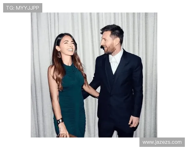 足球明星与路人亲密合照瞬间视频记录引发热议与关注 足球明星与路人亲密合照瞬间视频记录引发热议与关注