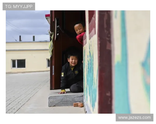 足球明星在比赛中绑鞋带的高清图片展示与背后的故事解析