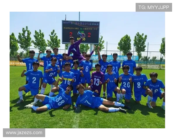 足球明星们的可爱高清照片合集展现他们的迷人笑容与青春活力