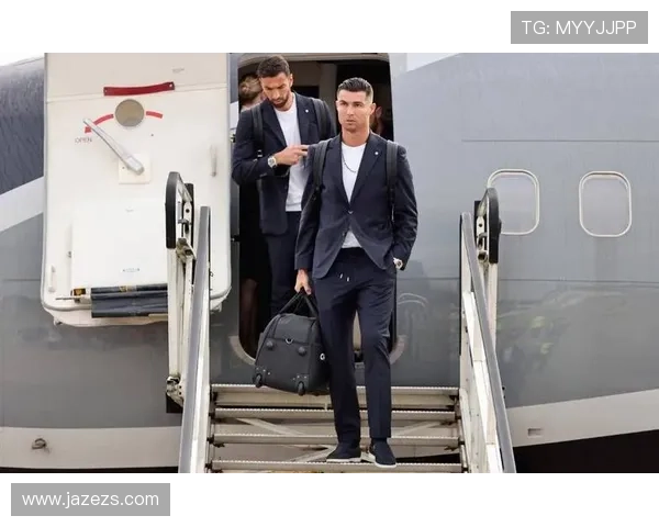 足球明星双排西装展现优雅风范与运动魅力的完美结合